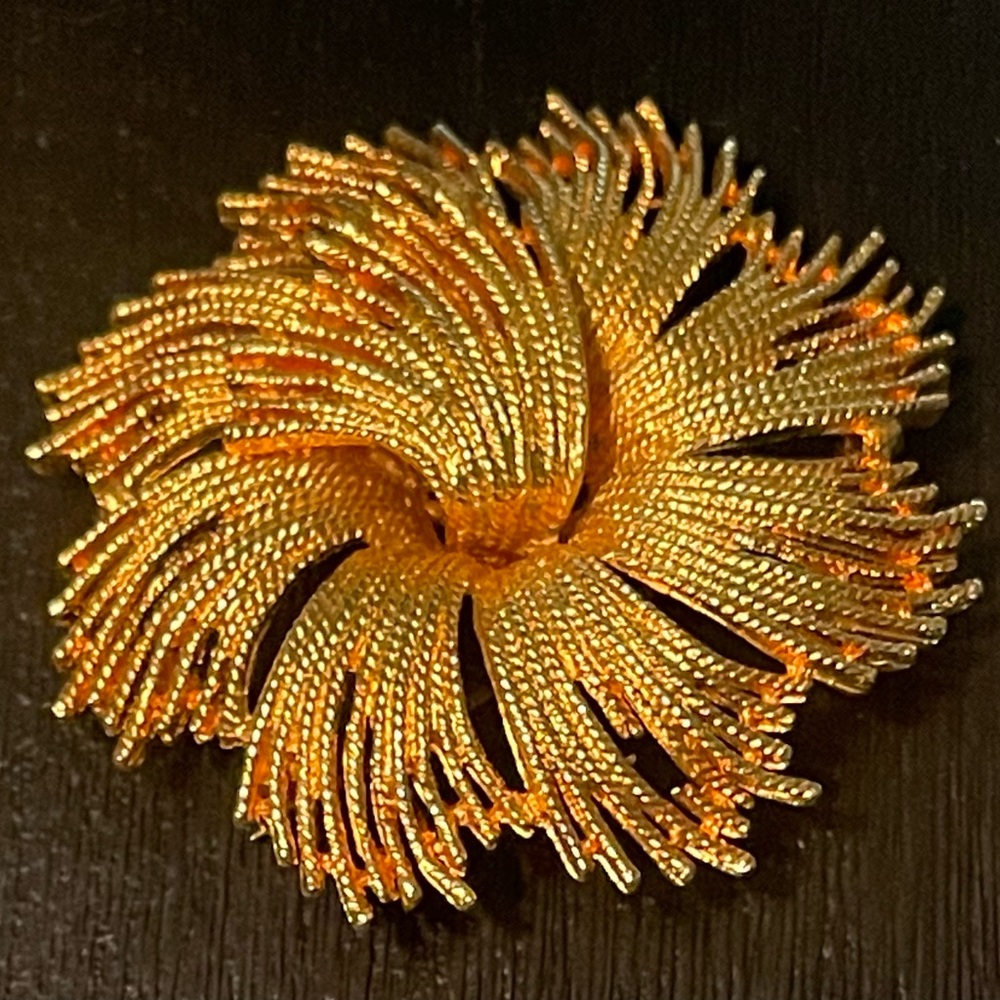Vintage 1960s Monet Rope Flower Gold Plated Brooch Pin